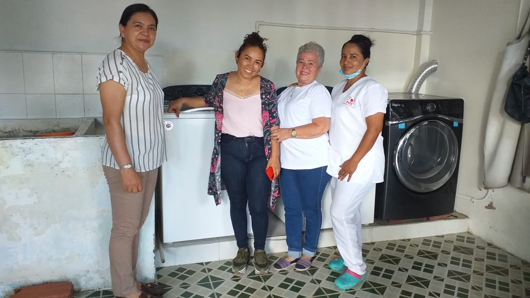 AlcaldiaPZA's tweet photo. El #Alcalde @FAVIOVEGAPAZ y la G. Social Irma Taquiva agradecen a la Iglesia Luterana a James y Linda Reich, los Pastores Greg J. Wilcox y Natanael Lizarazo, por la donación de dos lavadoras para el Centro de Bienestar y Protección al Adulto Mayor "Hogar Mi Ranchito". https://t.co/V5ek7i8CU0