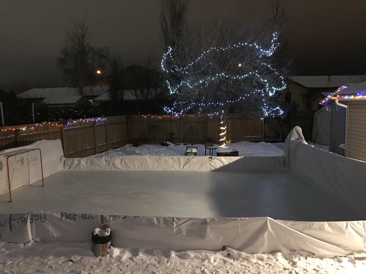 Ruffie21's tweet photo. @DarrenDreger 
Outdoor rink in Yorkton Sk. https://t.co/s2v8EexyI5