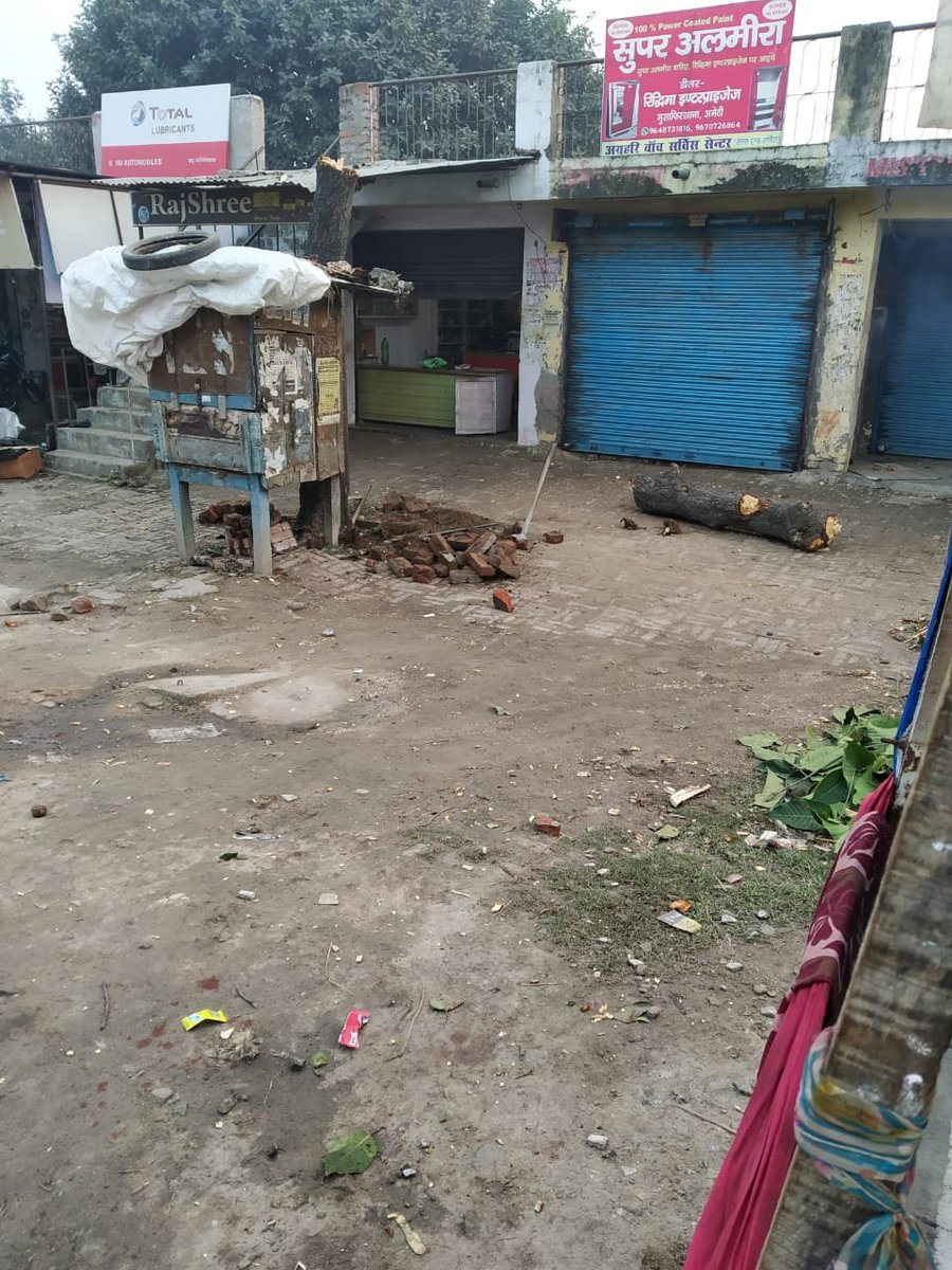 PradeepTiwar90's tweet photo. Trees being illegally cut at the 
Gandhi park Near police station musafirkhana - tehseel musafirkhana ,Amethi in fornt of shop number 10(Jila panchayat shops occupied by illegal tenant shri ram agrahari and he is cutting trees)
Kindly do somthing to stop it . save the nature https://t.co/cYUfUd8zsk