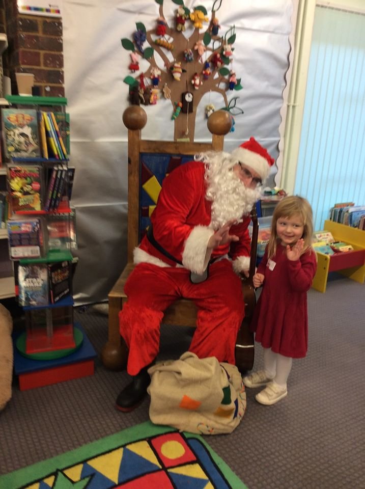 BedsLibraries's tweet photo. A big thank you to everyone who visited Santa at #Putnoe Library earlier in the holidays. The Library also looked lovely with all the festive decorations up. Have a fantastic Christmas to one and all! https://t.co/tzkBqplesC