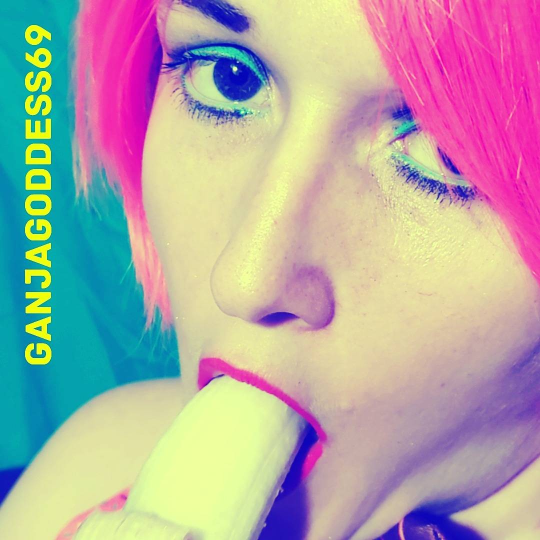 TwerkingGranni1's tweet photo. So, @Goddess69Ganja needs to reach 100k views by Christmas so she needs your help! Please stream this playlist to help Seattle's favorite pornstar get her views up, up, and away! 🚀

https://t.co/usxtSJEwhB https://t.co/DaMzHdb2Je