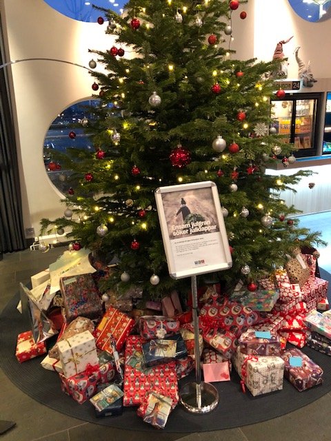 S_Gilderdale's tweet image. Over the last few days, it's been fantastic to give back to the communities we support across countries in EMEA. Thank you to my team for the support and contribution. Gifts for underprivileged kids in Sweden and food hampers for the hungry in the UK. #PowertoGive #Iwork4Dell