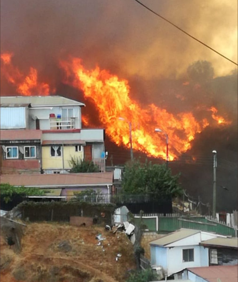 Incendio en Valparaíso cerro Rocuant. Vía @CD3EHH