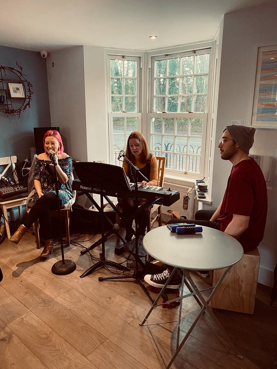 Feeling very festive after our laid back sing song at @coffeeat108 
Now I’m really ready for Christmas! #christmas2019 #feelingfestive🎄 #musiclove #musicwithfriends #singersofinstagram