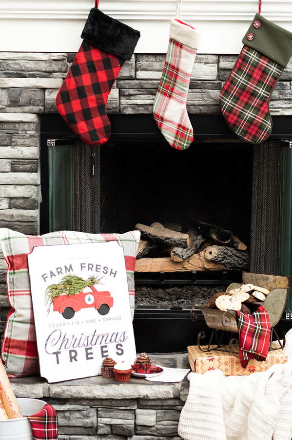The stockings were hung by the chimney with care.... with cookies and cupcakes with Santa to share. (There's still time to pickup some last-minute treats! Check with your local shop for holiday hours.)  #sweettoothfairy #cookies #Cakebites #merrychristmas #hohoho