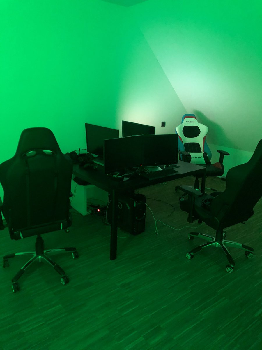 Leonard69220032's tweet photo. @MontanaBlack Für Mein Bruder und mich Gaming Zimmer mit 2 Ps4 und PC #MeinMonte https://t.co/xtFQVgPgS4