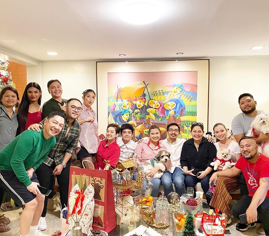 Mamacel9's tweet photo. Reposted from @meliton13 (@get_regrann)  -  Merry Christmas from my family ❤️🎄 @mykee_m  @khatkhath25  @planetumeboshi  @adelino_con_carne  @tycoonclub @nashshaw25  @keisoriano  @mademoisellechanel88  @kgdmaersk  @nostalgiasebster  #family #grateful #christmas #happyholidays https://t.co/zGJxzVLXHU
