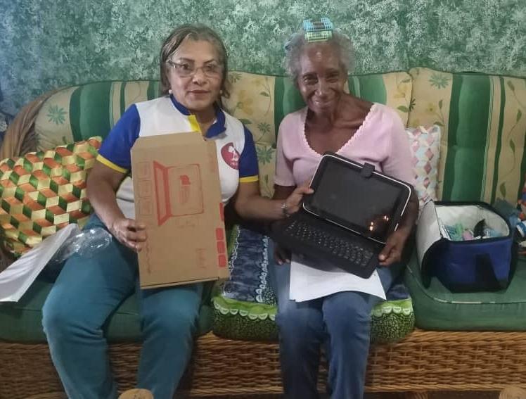 Gracias alconvenio con el Ministerio de Ciencia y Tecnología, realicé la entrega de una tablet a María Teresa Arratia, delegada del Congreso de Adultos y Adultas Mayores en Naiguata estado La Guaira.
#NavidadesEnVictoria
<a href="/NicolasMaduro/">Nicolás Maduro</a> <a href="/Mincyt_VE/">Ministerio del P. P para Ciencia y Tecnología</a> <a href="/Gabrielasjr/">Gabriela Jiménez</a> <a href="/salainass/">INASS</a>