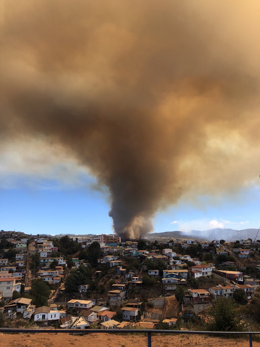 #Valparaíso incendio Desde Nva. Aurora IF sector Rocuant ⁦<a href="/sitiodelsuceso/">Sitio del Suceso SDS</a>⁩ ⁦<a href="/radio_festival/">Radio Festival</a>⁩ ⁦<a href="/biobio/">BioBioChile</a>⁩  vía <a href="/mannusaave/">M. Saavedra. P</a> <a href="/sitiodelsuceso/">Sitio del Suceso SDS</a>