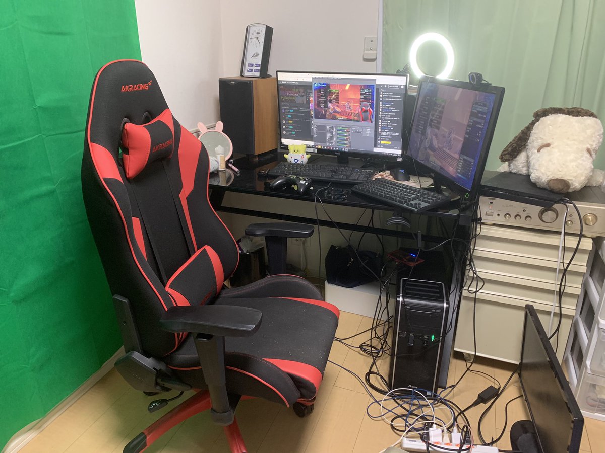 柏木べるくら 机後ろに設置するタイプの配線ダクトオススメですよ 配線入れてしまえばモニターも上に置けますしその分机広くなっちゃいます