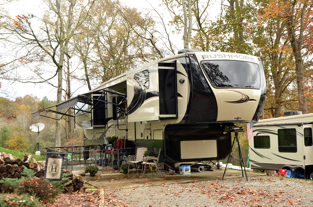 Our RV spaces offer a gorgeous view of the lake! Contact us today and reserve your spot. #ParkStayPlay bit.ly/2f9PgPN