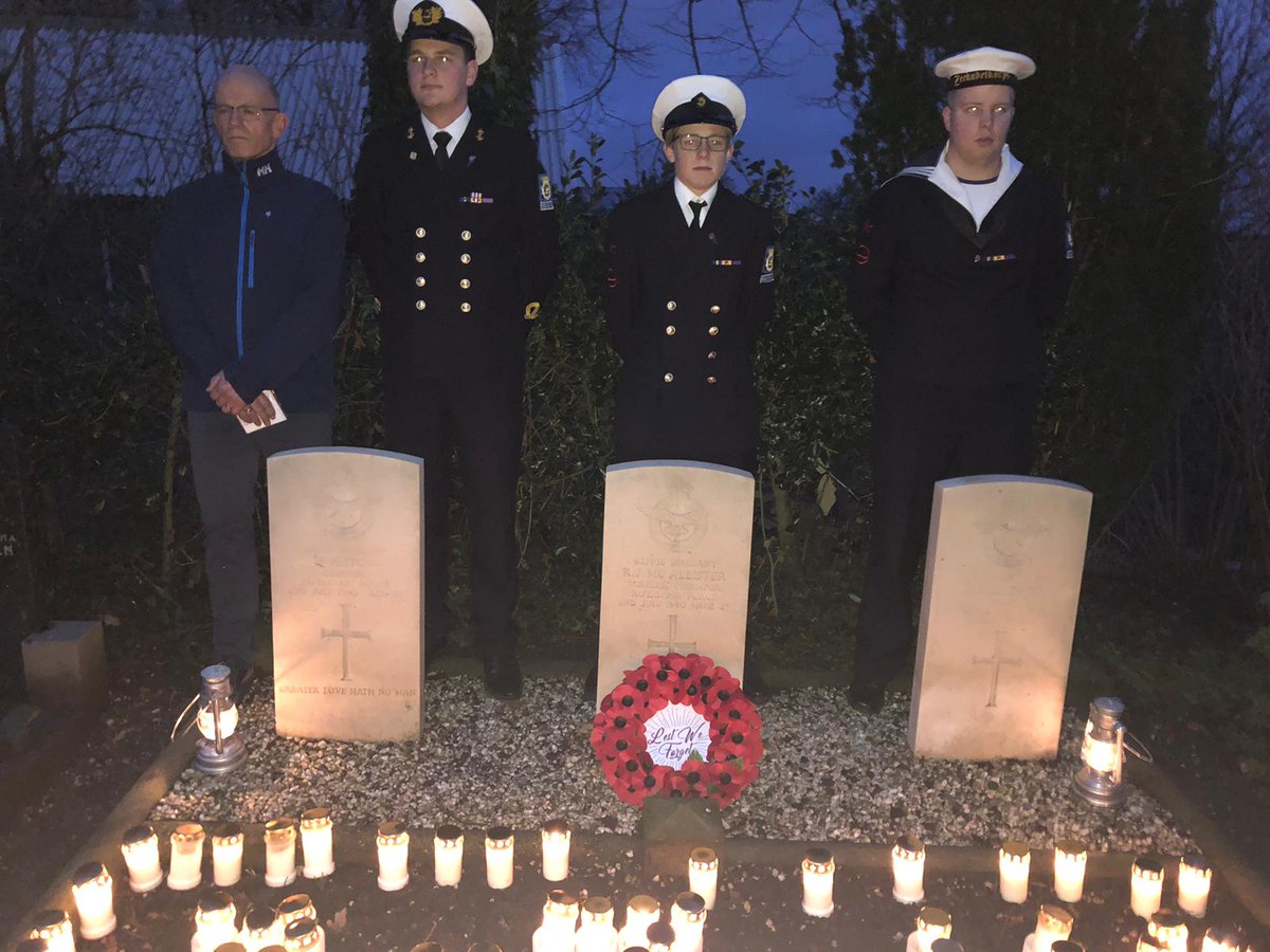 Op de begraafplaats van #Veenhuizen (gemeente #Heerhugowaard), vanmiddag tijdens de Veenhuizer #Lichtjesceremonie. 
Naast mij leden van de #Zeekadetten Heerhugowaard, Jasper, Tigo en Nick.