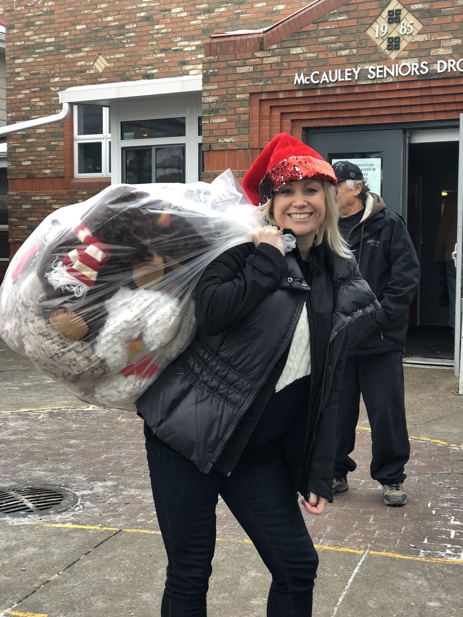 take_roots's tweet photo. Helping Santa π
π» deliver some holiday cheer!
Big thanks to @SantasAnonymous for supporting our #HelpingHandsProject. So many smiles at @OFSS1969 this afternoon. They absolutely π the stuffed π§Έ
#MerryChristmas #Yeg #ChooseKindness https://t.co/t4aIaKNFpD