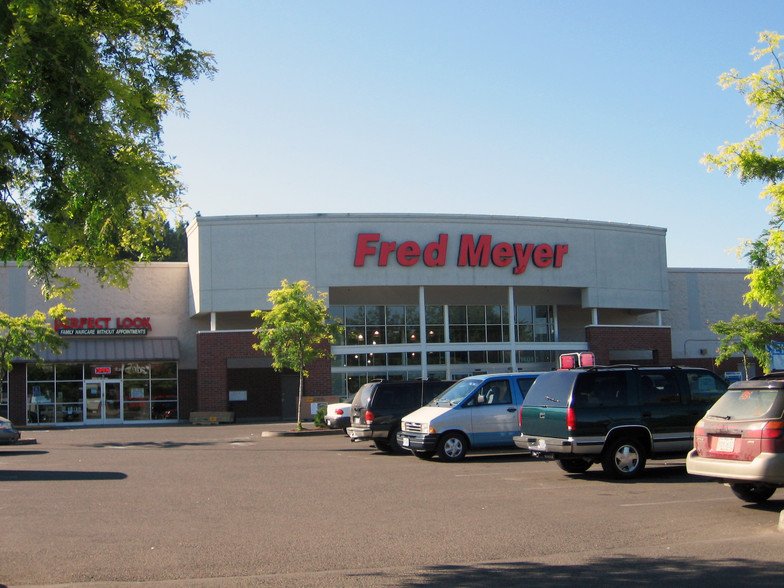 CanbyCurrent's tweet photo. FYI to all of you trying to get some last minute Christmas shopping in: card readers are down at the Canby Fred Meyer store AND gas station. Cash and check only. #shopocalypse https://t.co/N7s15npJwR
