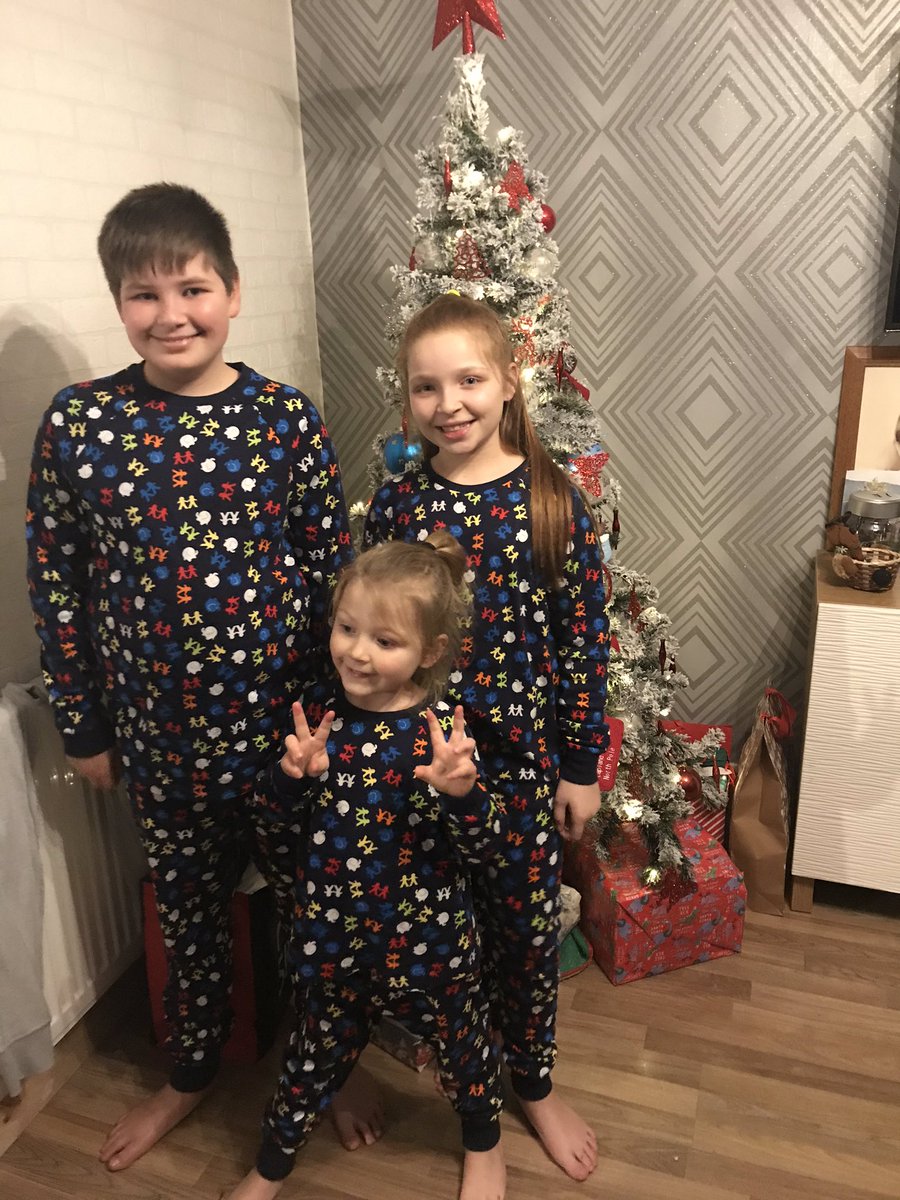 Merry Christmas 🎄 to all our family and friends 🎅🏼🎁 Alder Hey PJs in their Christmas Eve Boxes @HeartCentreAld1 @AlderHey #MatchingPJs #Christmas2019
