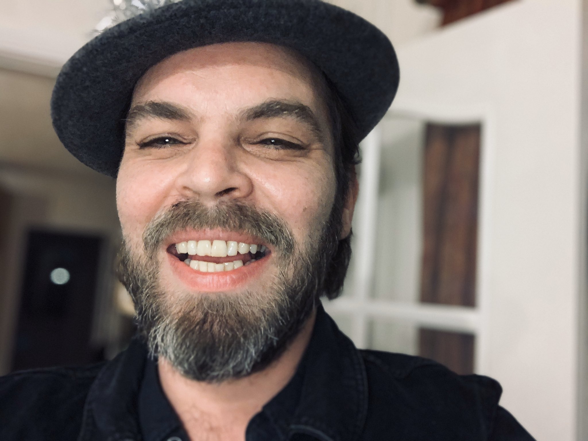 Gaz Coombes on Twitter: "...when you mean to take a family pic &amp; it's in selfie mode... Merry Christmas everyone! See you in 2020 💋 🤗 https://t.co/XcclU6M73n" / Twitter