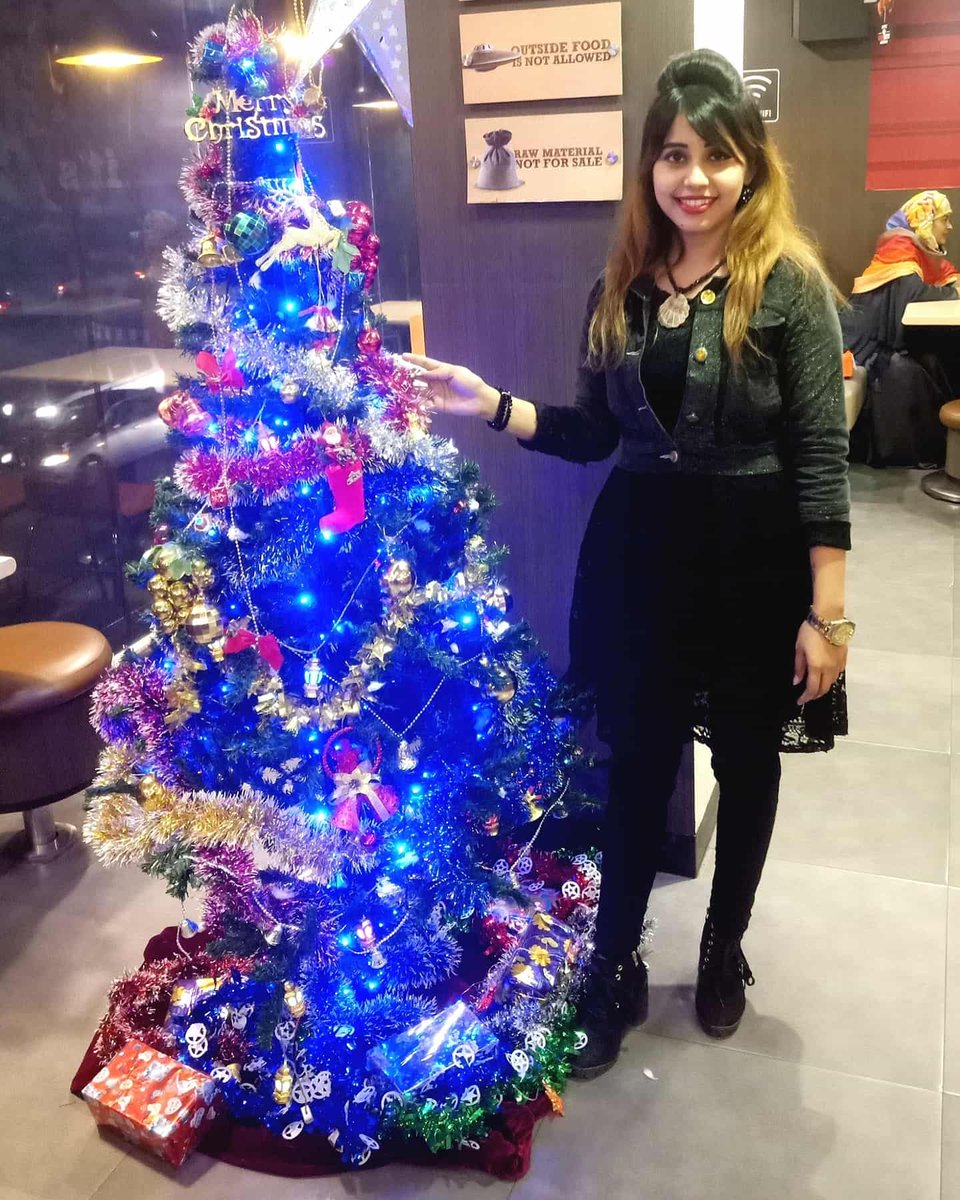 MehjabinMeha's tweet image. Happy Christmas 🏕🎄🎃🎊
#autohash #Christmas #people #winter #celebration #shopping #decoration #gift #fun #family #ball #stock #box #glisten