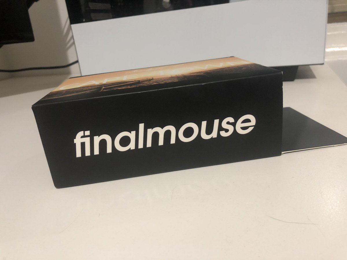 TMKZ_Juni's tweet photo. I JUST HAVE TO FLEX IT!!! Thanks baby!! 😍❤️ youre the best @TMKZ_Madi 🙌🏾 #finalmouse #ultralight2 #fortnite #xmas #christmas #christmasgift https://t.co/KqQPlnshRr