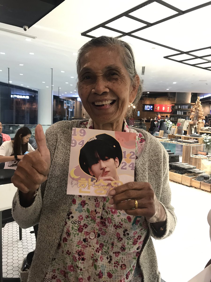 มีคุณยายมาเอาของแจกของนี่ น่าจะไปเอาให้ลูกเขาแหละ แต่น่ารักอะ ยายบอกเคยเห็นเนี่ยในโทรทัศน์ 5555555555 น่ารักอะยาย😊 /ชวนคุณยายเข้าด้อม