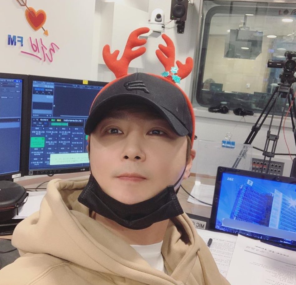 🐱: 야 미밈무 크리스마스인데 뭐해?
🐺: 나? 걍 자려고... 왜?
🐱: 같이 잘래?
🐺: