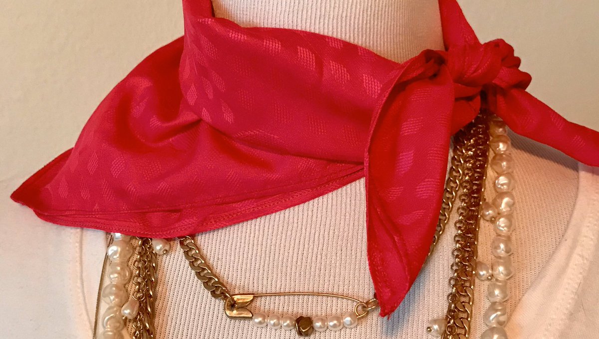 KinariSari's tweet photo. A bright silk Kinari Sari neckerchief adds a classic dash of flair to your outfit or purse.
#kinarisariaccessories #kinarisari #daretoflair https://t.co/o3RYkKmBUz