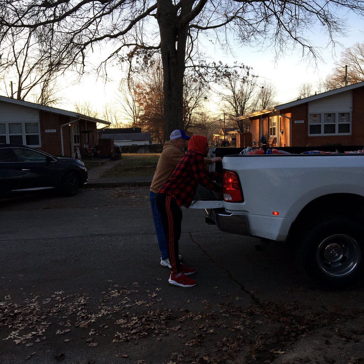 KOMOinc45's tweet photo. Woke up 5am this morning to give back to the community🎁 I had so much fun seeing smile on people faces 😃😃i love every bit of it❤️ so I want to say merry Christmas 🎄🎁 and I’m taking the longest nap ever‼️‼️‼️#MerryChristmas #HappyHolidays https://t.co/ohIQPkc73o