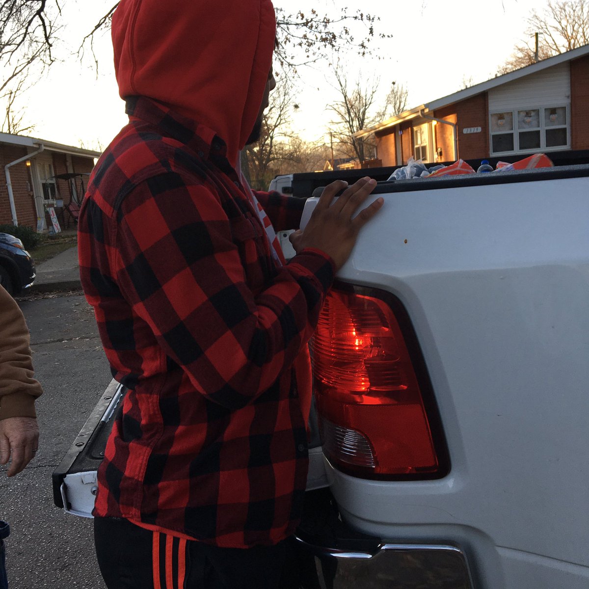 KOMOinc45's tweet photo. Woke up 5am this morning to give back to the community🎁 I had so much fun seeing smile on people faces 😃😃i love every bit of it❤️ so I want to say merry Christmas 🎄🎁 and I’m taking the longest nap ever‼️‼️‼️#MerryChristmas #HappyHolidays https://t.co/ohIQPkc73o