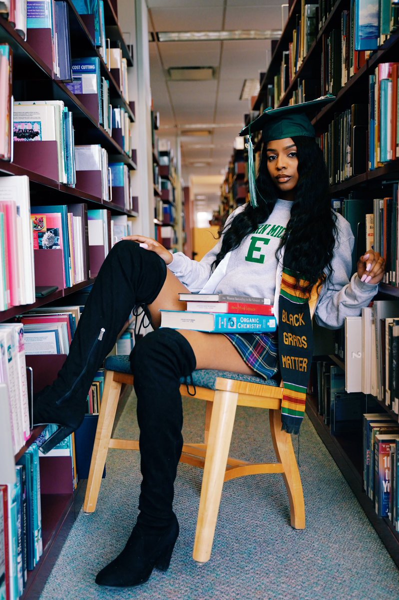 Young_Jess1's tweet photo. Since I haven’t posted any of my grad pics on here yet 🎓🤪 #DEGREED #BigFish #ThankGodItsOver😭
📸: @AlonzoDReed https://t.co/oIbTIwTAQ2
