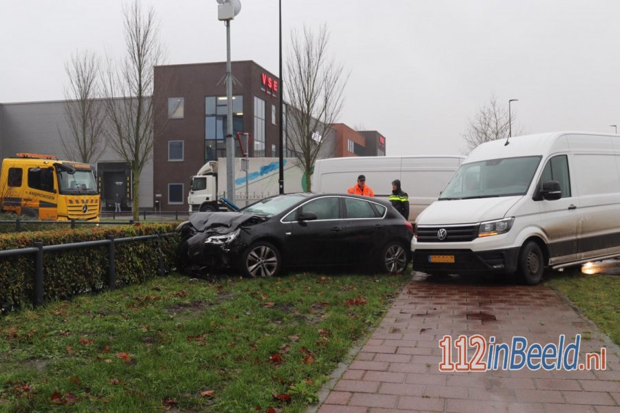 Pakketbezorger en automobilist met elkaar in botsing in #Veenendaal. 112 in Beeld.