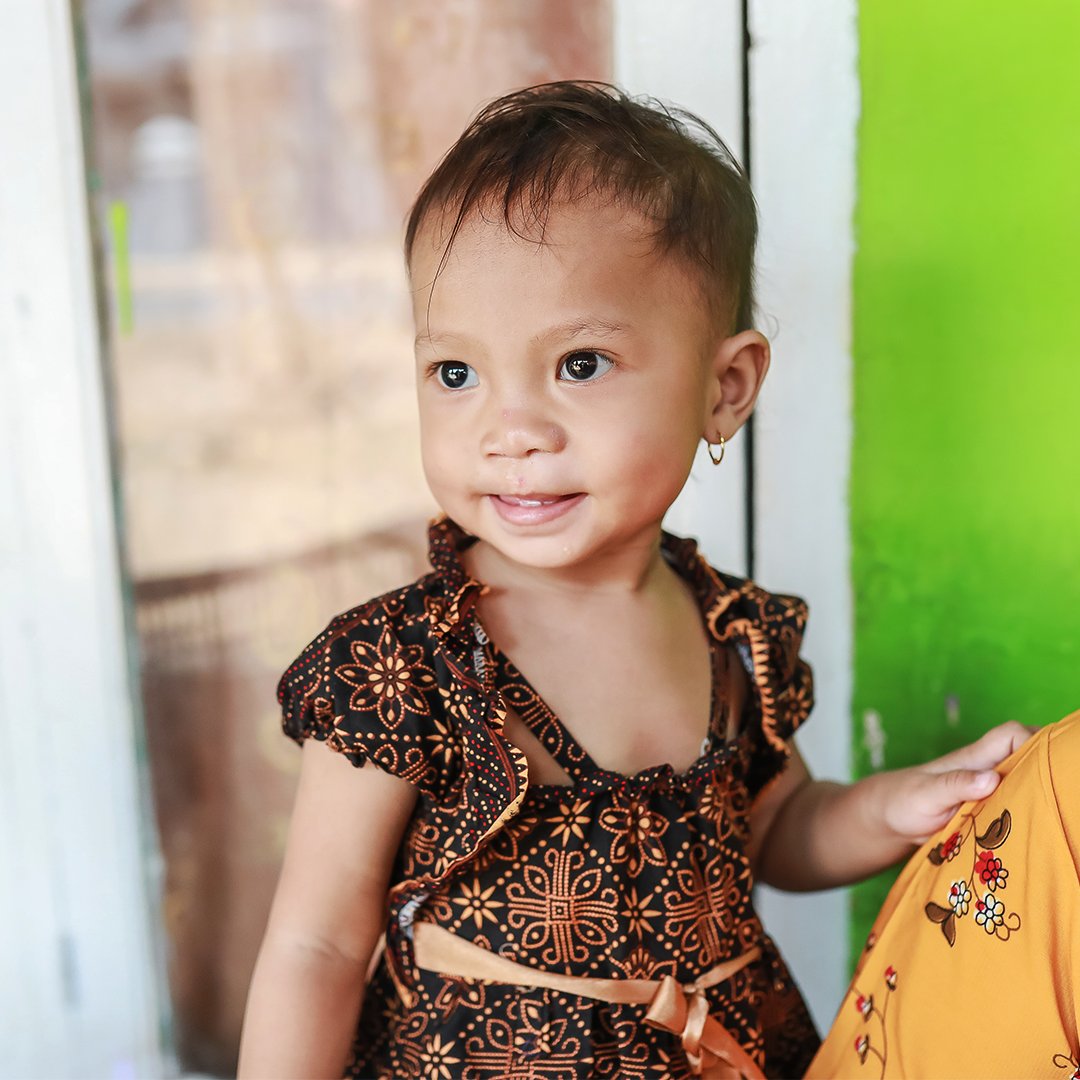 Smiletrain's tweet photo. When Siti was born with a cleft, her family loved her as she was, but she struggled to feed and received constant ridicule from neighbors. Then, a social worker pointed the family to Smile Train. Now, they have nothing but high hopes for their daughter. #ItStartsWithASmile https://t.co/9IGckeeVlM
