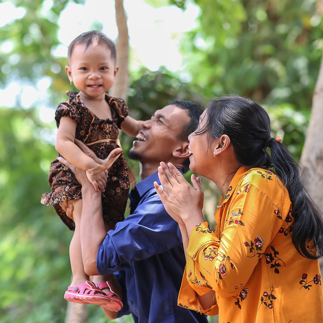 Smiletrain's tweet photo. When Siti was born with a cleft, her family loved her as she was, but she struggled to feed and received constant ridicule from neighbors. Then, a social worker pointed the family to Smile Train. Now, they have nothing but high hopes for their daughter. #ItStartsWithASmile https://t.co/9IGckeeVlM