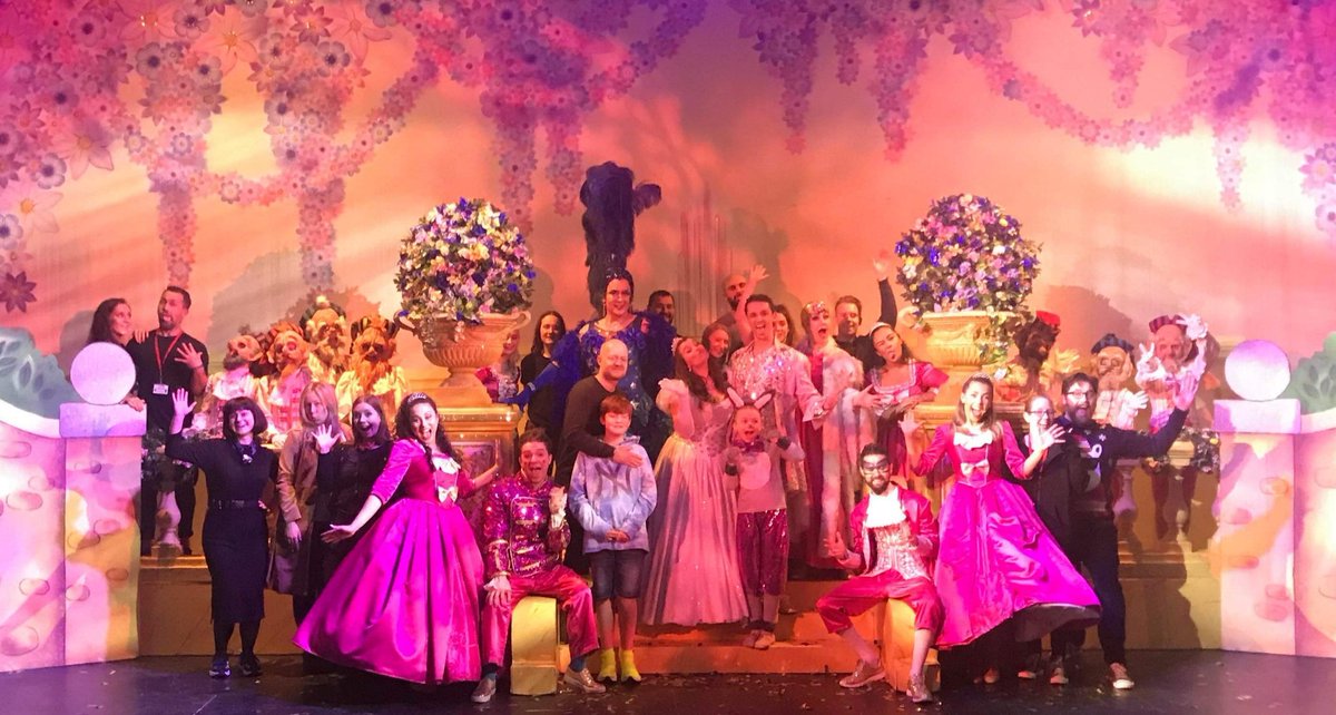 Jonas_Cemm's tweet photo. Many Thanks to @mrjakedwood for coming along to #SnowWhiteWGC. Thanks too for coming backstage to meet the cast and crew. Merry Christmas everyone! 

@cwewgc #CampusWestPanto #panto @panto_day #theatre @PantomimeNews #actors  @GBPantoAwards #director #ChristmasEve #Christmas https://t.co/mtY8BkDFYJ