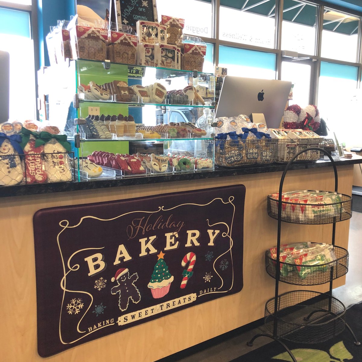 pet_evolution's tweet image. CHRISTMAS EVE SPECIAL: Buy 2 Christmas themed bakery cookies and get ONE FREE! 

We are open today until 4pm. 🎅
Last Self Serve Bath starts at 3pm.