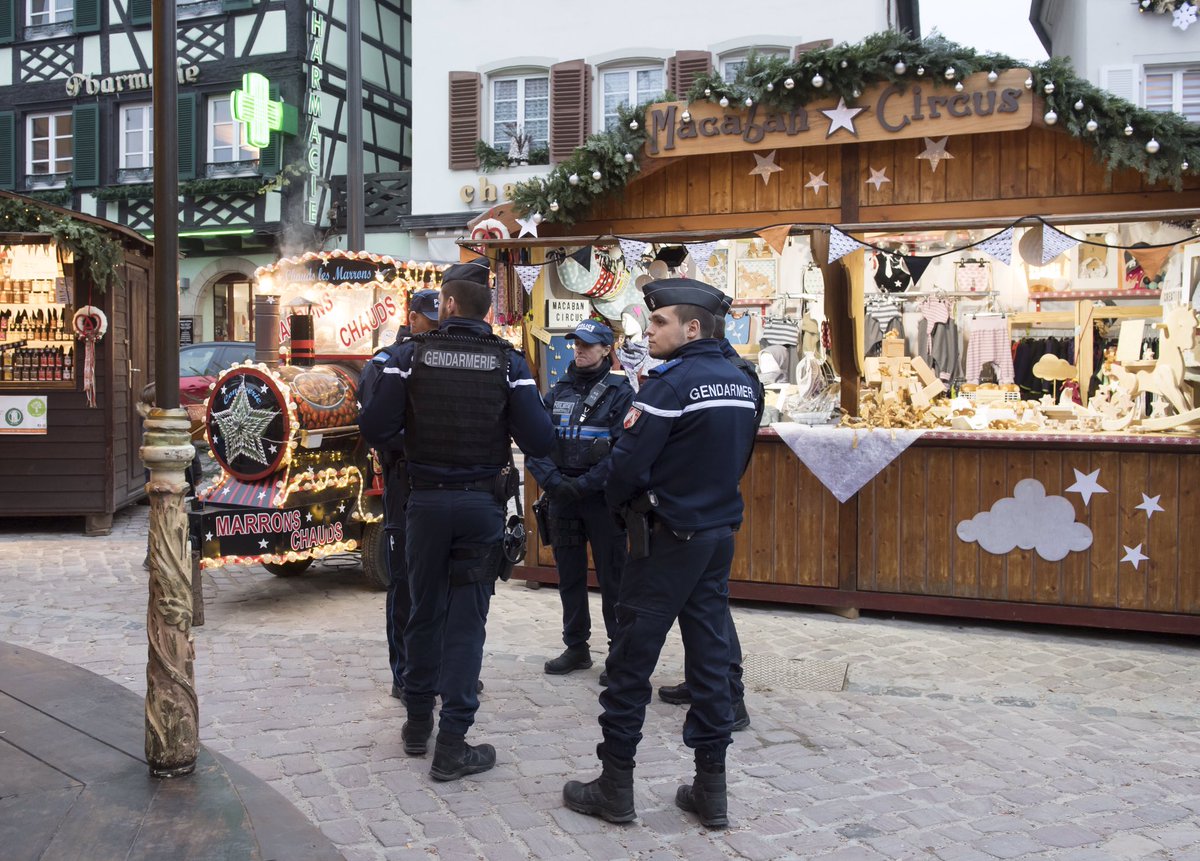 Gendarmerie's tweet photo. #noel2019 Les gendarmes sont engagés en métropole, en outre-mer et à l’étranger pour votre sécurité.

Une pensée également pour nos camarades des Armées, de la @PoliceNationale, des @PompiersFR, fortement mobilisés.

#JoyeuxNoel ! 🎁 https://t.co/p93M0GxfSF