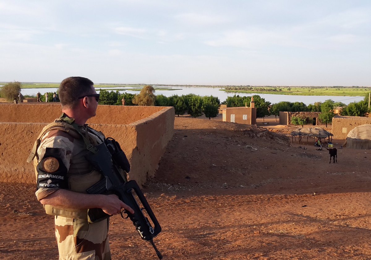 Gendarmerie's tweet photo. #noel2019 Les gendarmes sont engagés en métropole, en outre-mer et à l’étranger pour votre sécurité.

Une pensée également pour nos camarades des Armées, de la @PoliceNationale, des @PompiersFR, fortement mobilisés.

#JoyeuxNoel ! 🎁 https://t.co/p93M0GxfSF