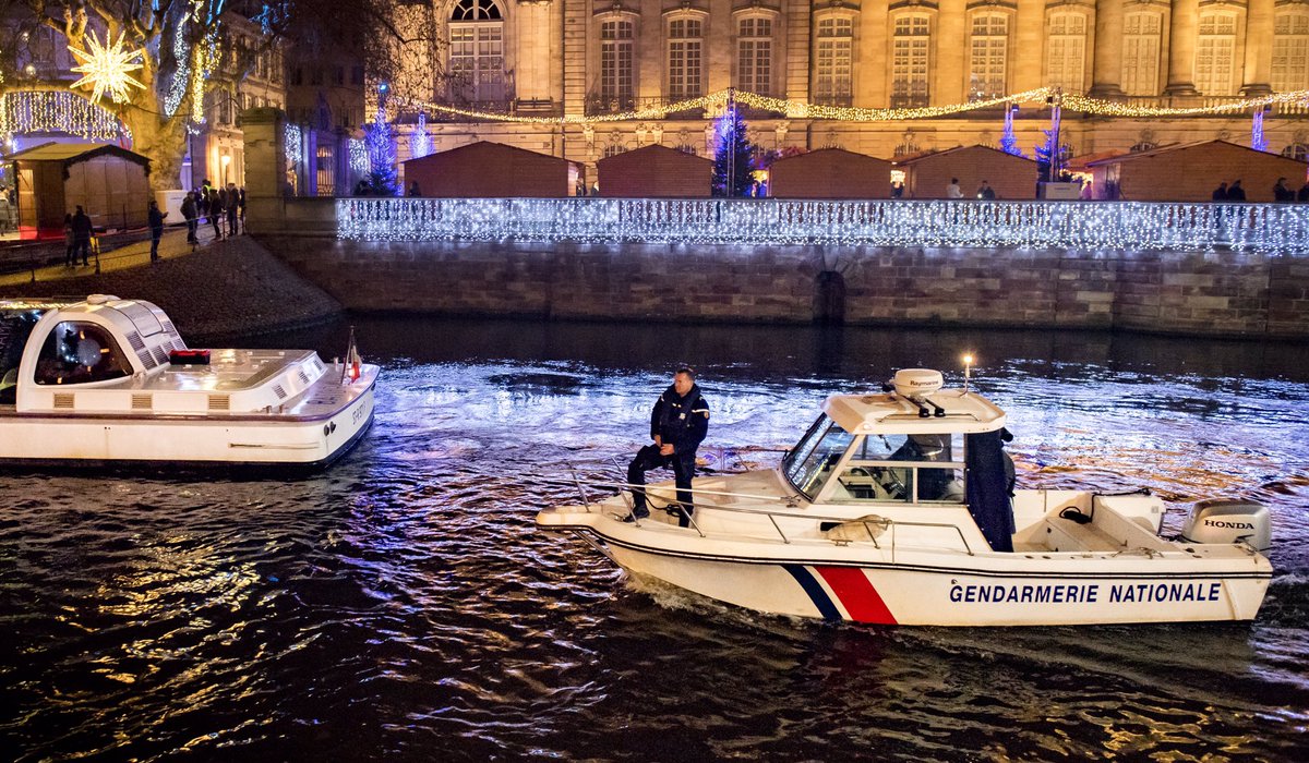 Gendarmerie's tweet photo. #noel2019 Les gendarmes sont engagés en métropole, en outre-mer et à l’étranger pour votre sécurité.

Une pensée également pour nos camarades des Armées, de la @PoliceNationale, des @PompiersFR, fortement mobilisés.

#JoyeuxNoel ! 🎁 https://t.co/p93M0GxfSF