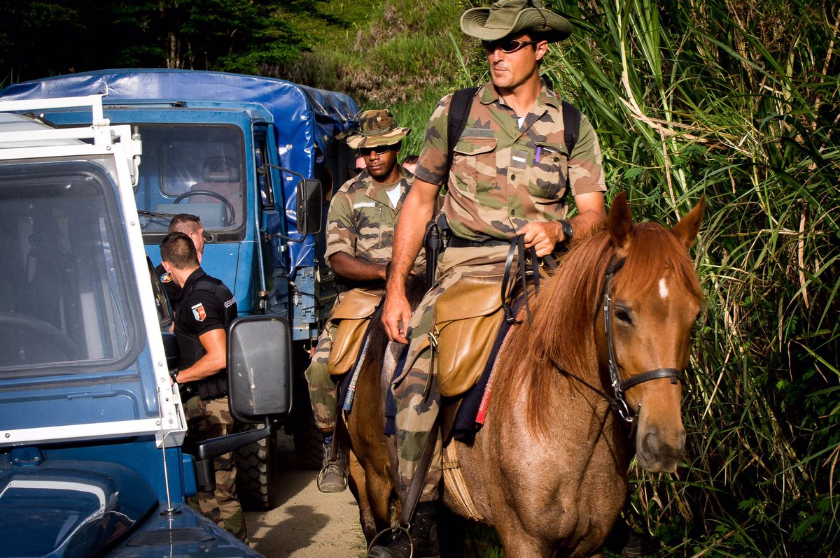 Gendarmerie's tweet photo. #noel2019 Les gendarmes sont engagés en métropole, en outre-mer et à l’étranger pour votre sécurité.

Une pensée également pour nos camarades des Armées, de la @PoliceNationale, des @PompiersFR, fortement mobilisés.

#JoyeuxNoel ! 🎁 https://t.co/p93M0GxfSF