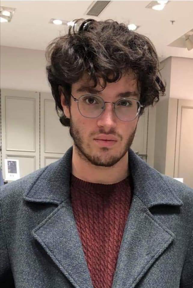 Bu çocuk benim kuzenim! Bu çocuk benim kardeşim! Bu çocuk benim oğlum!! Doğdu istemsizce “baba” dedi bana, altını değiştirdim ben onun.. Ailenin en küçüğü olduğu için el bebek gül bebek büyüttük.. Büyüdü Anadolu lisesini kazandı. Futbol oynadı basketbol oynadı halk oyunları