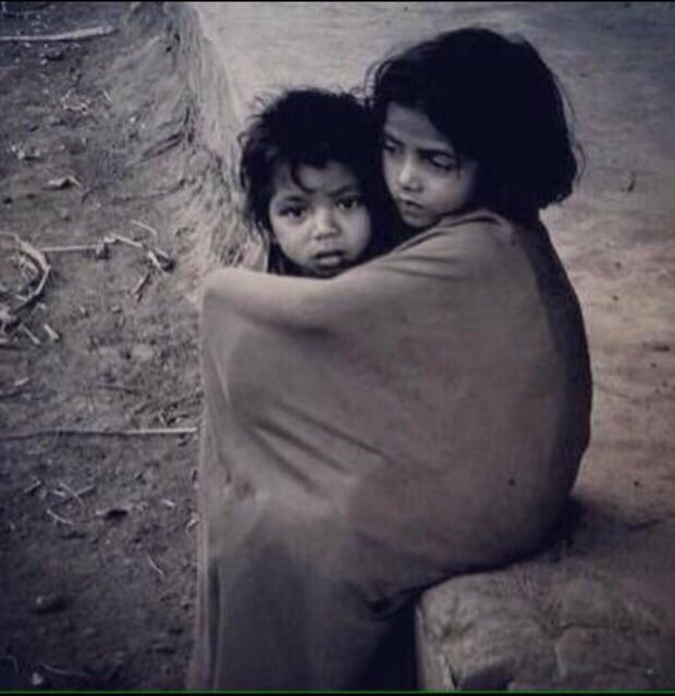 كل شي جميل في الشتاء الا رجفة الفقراء من البرد ولا يتألم من برد الشتاء سوى الفقير في البرد يوجد اطفال ونساءً شيوخاً لا يملكون ما يرد عنهم برد الشتاء وصقيعه
اللهم أبسط دفء رحمتك على من لا مأوى لهم من برد الشتاء انقطعت بهم الامال إلا منك وأوصدت عليهم الأبواب إلا بابك