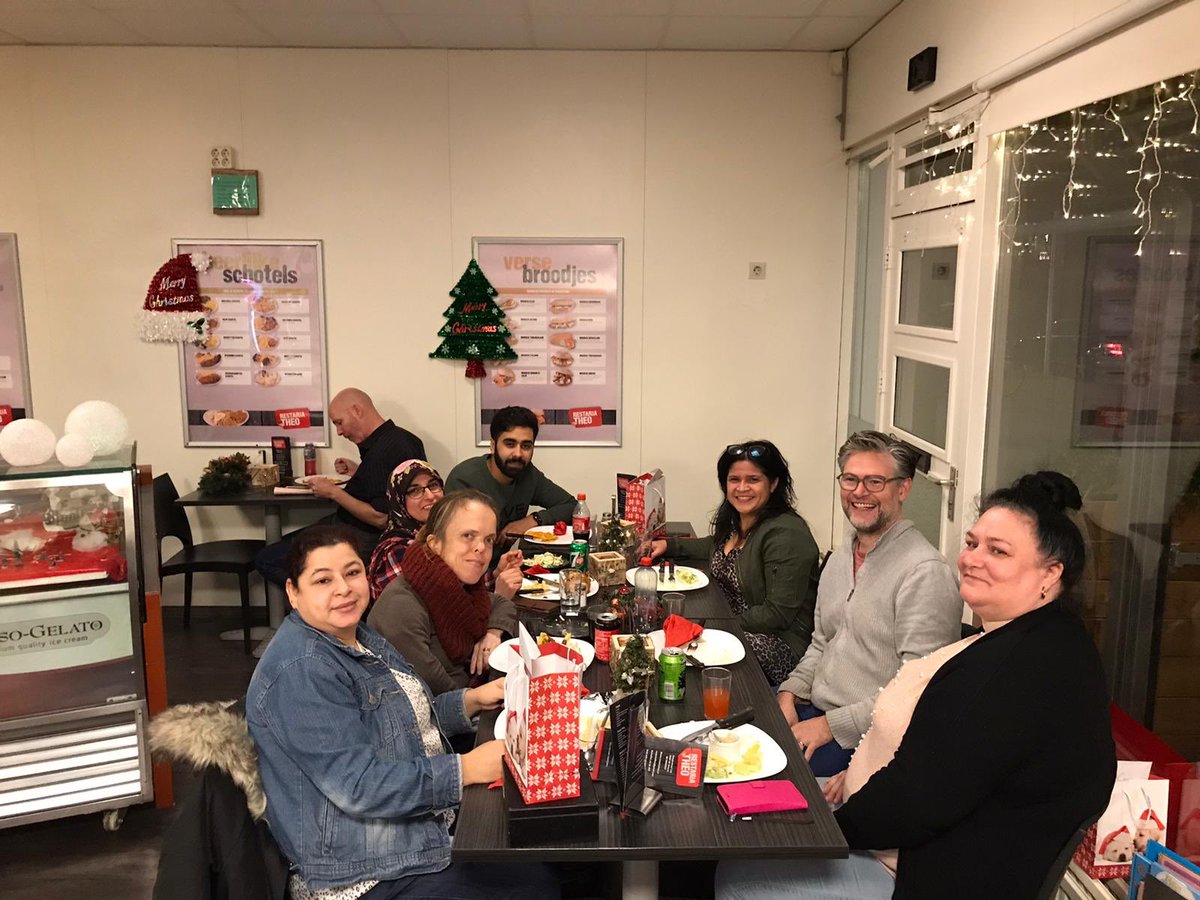 Trots op ons #BurenHelpenBuren #Overvecht team! Samen met onze netwerkpartners bij <a href="/GeesjeDOCK/">Geesje Kramer</a> weer veel buren geholpen. Fijne dagen en tot in 2020!🌲