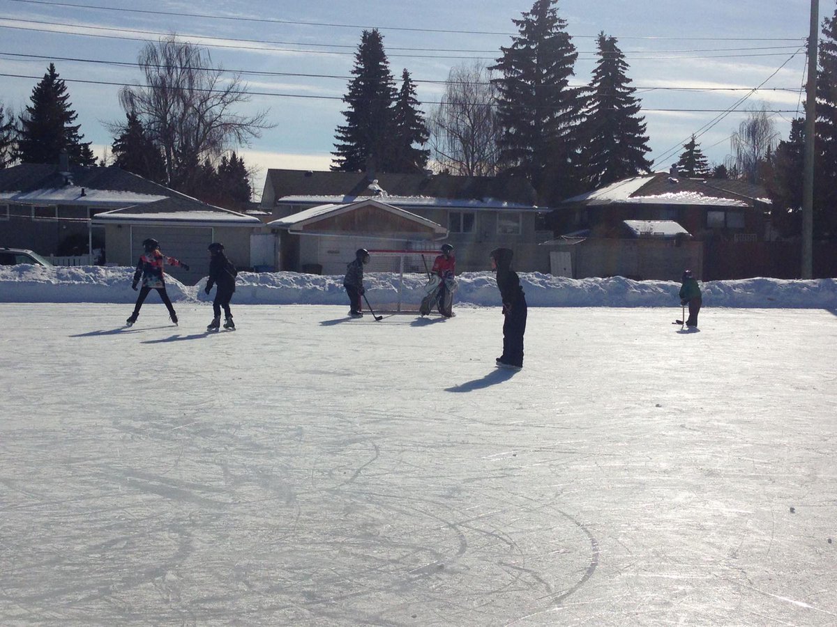 eoadaddy's tweet photo. @DarrenDreger Glenbrook park community ODR in Calgary. 100% community volunteer maintained and operated. Pleasure skating, a little puck action and even some curling. #glenbrook https://t.co/6kp36ihTxn