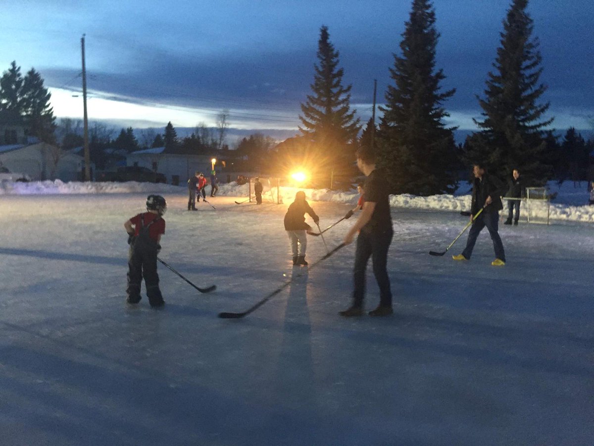 eoadaddy's tweet photo. @DarrenDreger Glenbrook park community ODR in Calgary. 100% community volunteer maintained and operated. Pleasure skating, a little puck action and even some curling. #glenbrook https://t.co/6kp36ihTxn