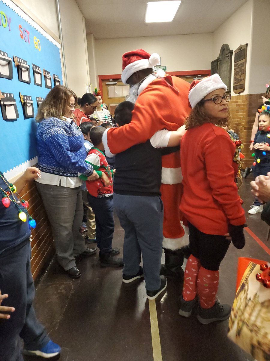 schafferrrr's tweet photo. Santa came to visit!

@asdcentral 
@ThomasParkerASD 
#ASDCommittedToExcellence https://t.co/1LiDzxwJMI