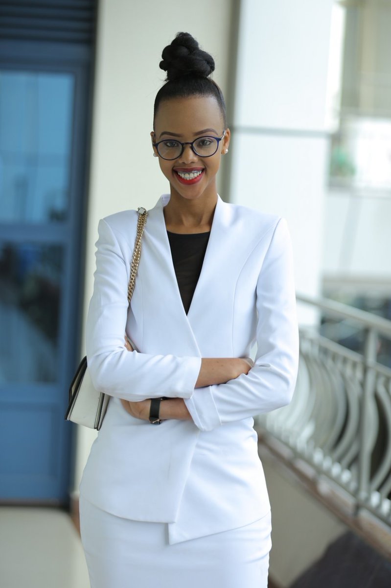 IGIHE's tweet photo. Nyampinga wโu Rwanda wa 2016, Mutesi Jolly, yitanze telefone ya Mara Phone mu bukangurambaga bwa #ConnectChallenge anakangurira bagenzi be kwitabira iki gikorwa.
Inkuru irambuye: https://t.co/tCAwWN2sTg https://t.co/Sm6133ihrl
