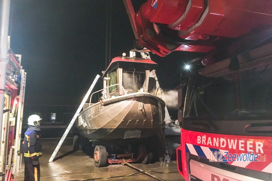 112 Zeewolde: ?? Brand op boot in loods aan de Marie Curiestraat in #Harderwijk. 112Zeewolde.