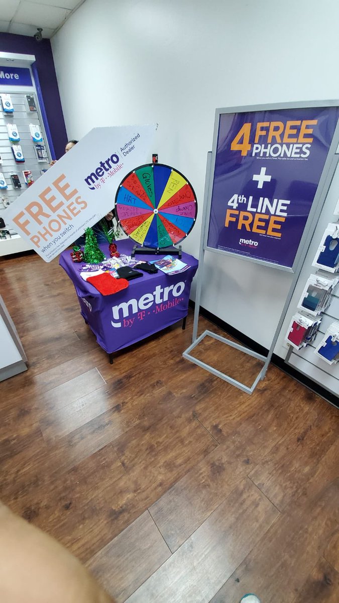 angles_danica's tweet photo. Durham stores are ready for Christmas Eve!! @MattYoungMetro1 @DavidKloseMetro #carolinaseastmetro https://t.co/kx2JFUJiM7