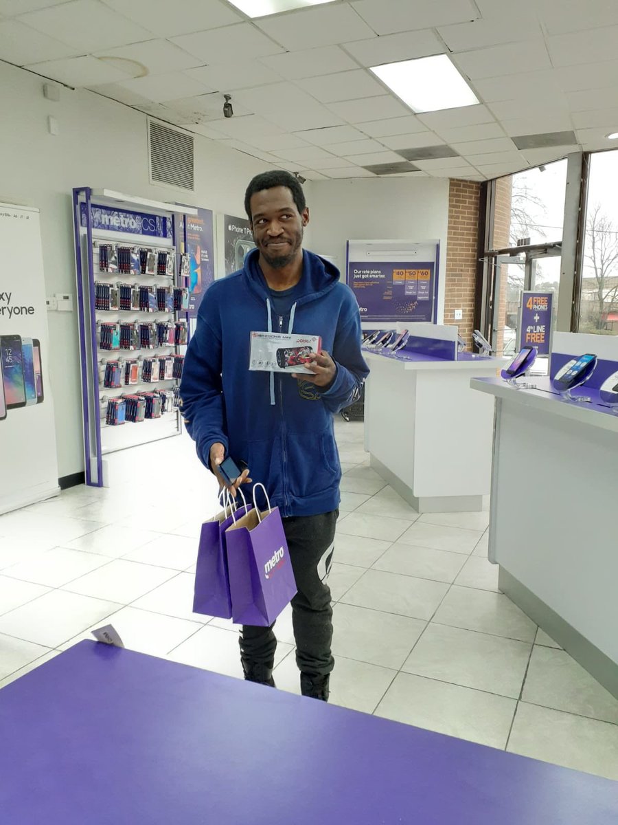 angles_danica's tweet photo. Durham stores are ready for Christmas Eve!! @MattYoungMetro1 @DavidKloseMetro #carolinaseastmetro https://t.co/kx2JFUJiM7