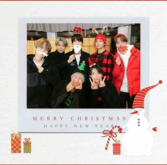TaeGi_magic's tweet photo. Les deseo una felíz y linda navidad.. 

Disfruten (no se pongan en pedo ahre jiji😂)

Yo hoy lanzaré una copa al cielo para decearle feliz navidad a mi papá que desde allá arriba me cuida!... 

FELIZ NAVIDAD BTS, GRACIAS POR TODO Y SIGAMOS JUNTOS POR SIEMPRE LOS AMO @BTS_twt #BTS https://t.co/GTqRPGue1p