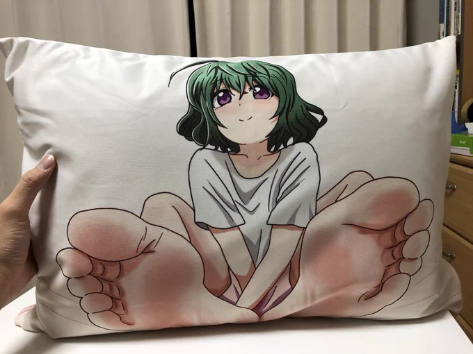 いのりの枕カバー届いたぞ!やったー!
嬉しすぎて顔やら足やらドアップしてみた!😊 