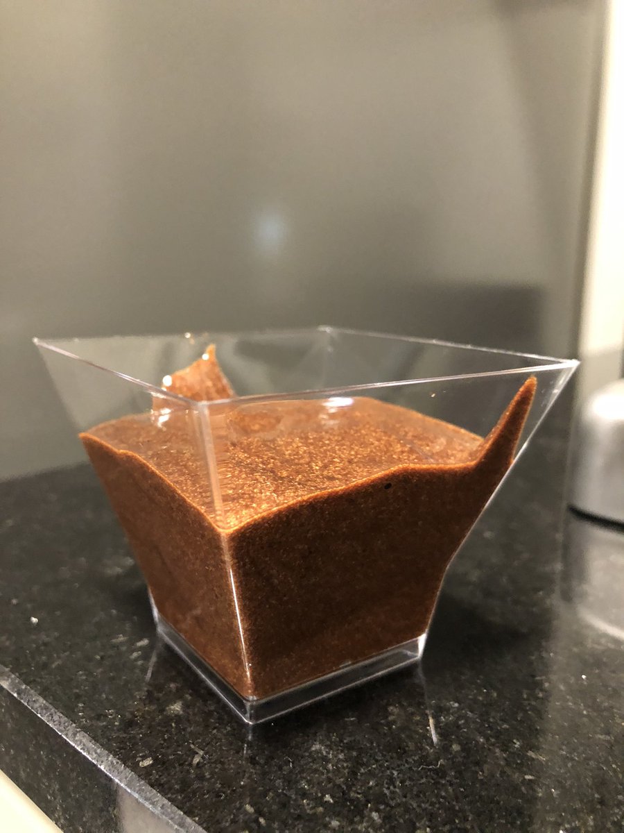 Mientras el “pavo a la Luxemburgo” se hornea lentamente... me he permitido preparar un postre siguiendo la receta de una conocida pastelería de Amer